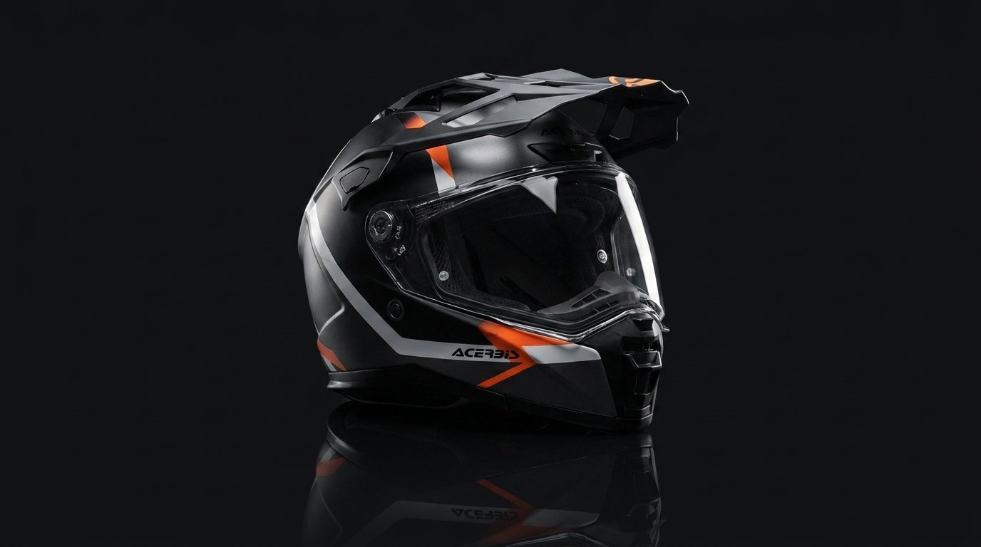 Casco de moto integral deportivo sobre fondo oscuro de estudio – OutletBiker