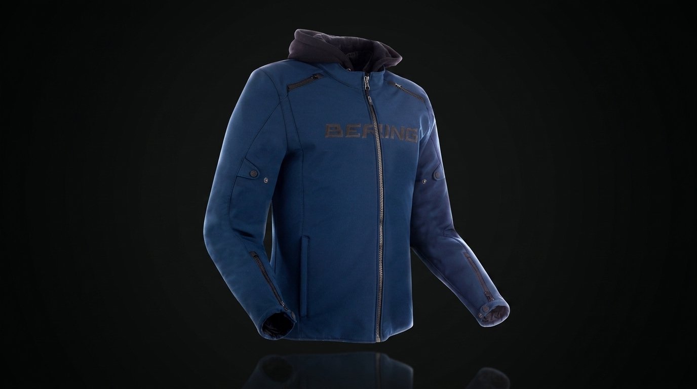 Varias chaquetas de moto textiles y de cuero colgadas en el perchero de una tienda – OutletBiker
