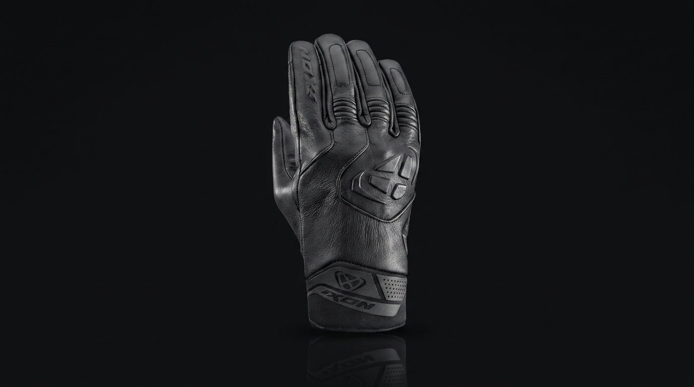Par de guantes de moto de protección de la marca Ixon sobre una superficie de madera – OutletBiker